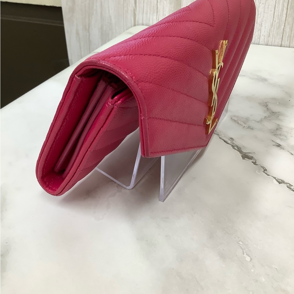 GUC Yves Saint Laurent Fuchsia Chevron Clutch - Picture 4 of 7
